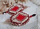 BO Romane brod&eacute;es avec des rocailles en verre Rouge, Bordeaux, Ivoire &agrave; laquelle s'ajoute des gouttes plates Grenat. Le tout est mont&eacute; sur des crochets en Laiton d&eacute;cor goutte