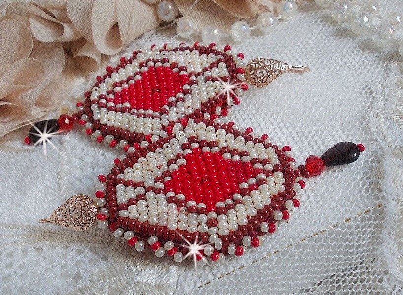 BO Romane brod&eacute;es avec des rocailles en verre Rouge, Bordeaux, Ivoire &agrave; laquelle s'ajoute des gouttes plates Grenat. Le tout est mont&eacute; sur des crochets en Laiton d&eacute;cor goutte