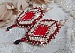 BO Romane brod&eacute;es avec des rocailles en verre Rouge, Bordeaux, Ivoire &agrave; laquelle s'ajoute des gouttes plates Grenat. Le tout est mont&eacute; sur des crochets en Laiton d&eacute;cor goutte