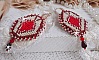 BO Romane brod&eacute;es avec des rocailles en verre Rouge, Bordeaux, Ivoire &agrave; laquelle s'ajoute des gouttes plates Grenat. Le tout est mont&eacute; sur des crochets en Laiton d&eacute;cor goutte