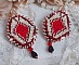 BO Romane brod&eacute;es avec des rocailles en verre Rouge, Bordeaux, Ivoire &agrave; laquelle s'ajoute des gouttes plates Grenat. Le tout est mont&eacute; sur des crochets en Laiton d&eacute;cor goutte