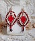 BO Romane brod&eacute;es avec des rocailles en verre Rouge, Bordeaux, Ivoire &agrave; laquelle s'ajoute des gouttes plates Grenat. Le tout est mont&eacute; sur des crochets en Laiton d&eacute;cor goutte