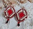 BO Romane brod&eacute;es avec des rocailles en verre Rouge, Bordeaux, Ivoire &agrave; laquelle s'ajoute des gouttes plates Grenat. Le tout est mont&eacute; sur des crochets en Laiton d&eacute;cor goutte