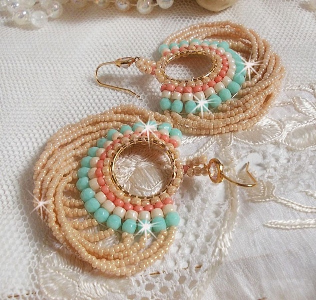BO Ronde de perles avec des perles, rocailles Miyuki et Matubo en verre de couleur Menthe/Beige/Saumon/Caramel mont&eacute;s sur des anneaux cr&eacute;oles avec des crochets en Laiton, une &eacute;l&eacute;gance &agrave; porter.