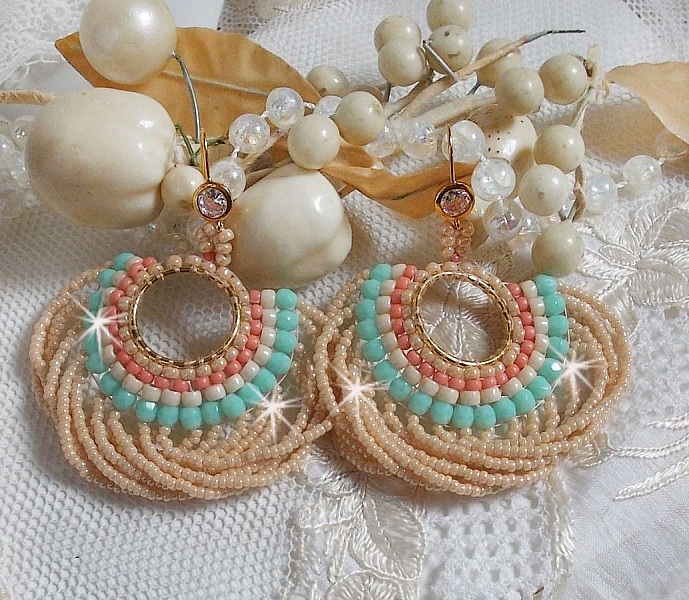 BO Ronde de perles avec des perles, rocailles Miyuki et Matubo en verre de couleur Menthe/Beige/Saumon/Caramel mont&eacute;s sur des anneaux cr&eacute;oles avec des crochets en Laiton, une &eacute;l&eacute;gance &agrave; porter.