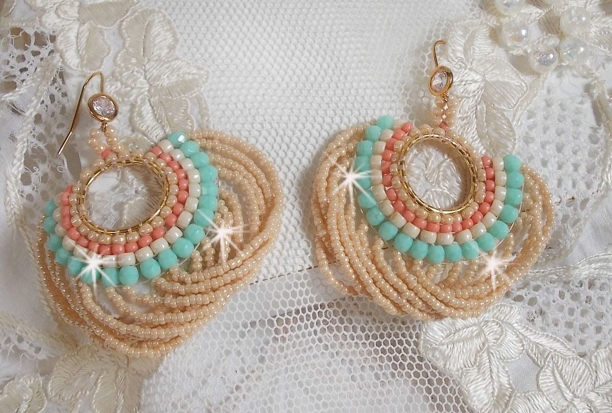 BO Ronde de perles avec des perles, rocailles Miyuki et Matubo en verre de couleur Menthe/Beige/Saumon/Caramel mont&eacute;s sur des anneaux cr&eacute;oles avec des crochets en Laiton, une &eacute;l&eacute;gance &agrave; porter.