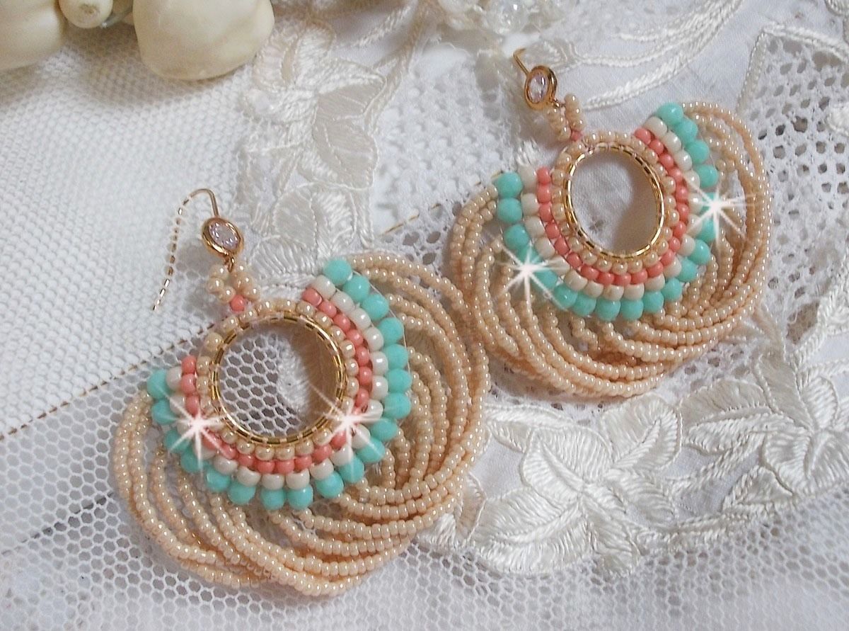 BO Ronde de perles avec des perles, rocailles Miyuki et Matubo en verre de couleur Menthe/Beige/Saumon/Caramel mont&eacute;s sur des anneaux cr&eacute;oles avec des crochets en Laiton, une &eacute;l&eacute;gance &agrave; porter.