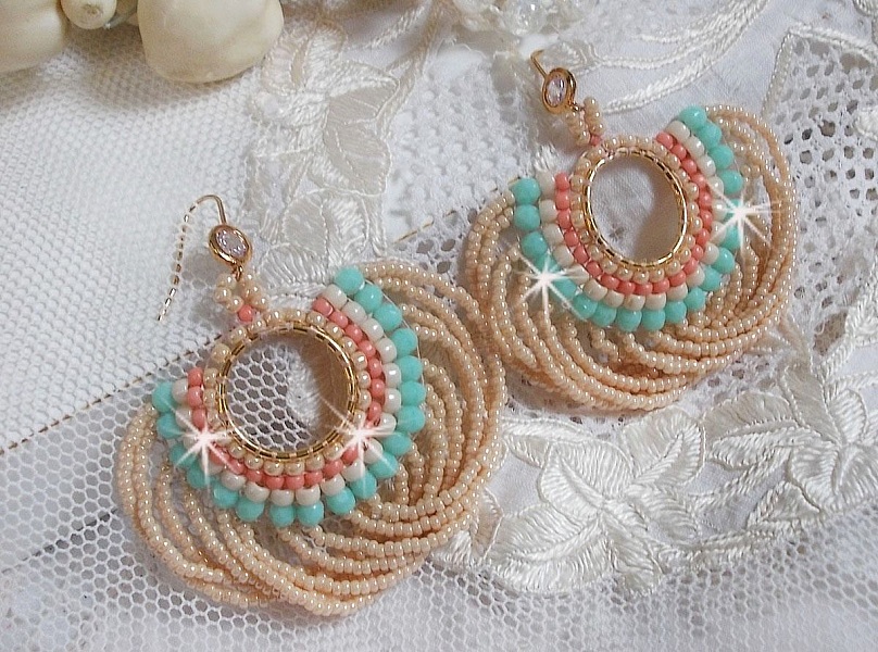 BO Ronde de perles avec des perles, rocailles Miyuki et Matubo en verre de couleur Menthe/Beige/Saumon/Caramel mont&eacute;s sur des anneaux cr&eacute;oles avec des crochets en Laiton, une &eacute;l&eacute;gance &agrave; porter.