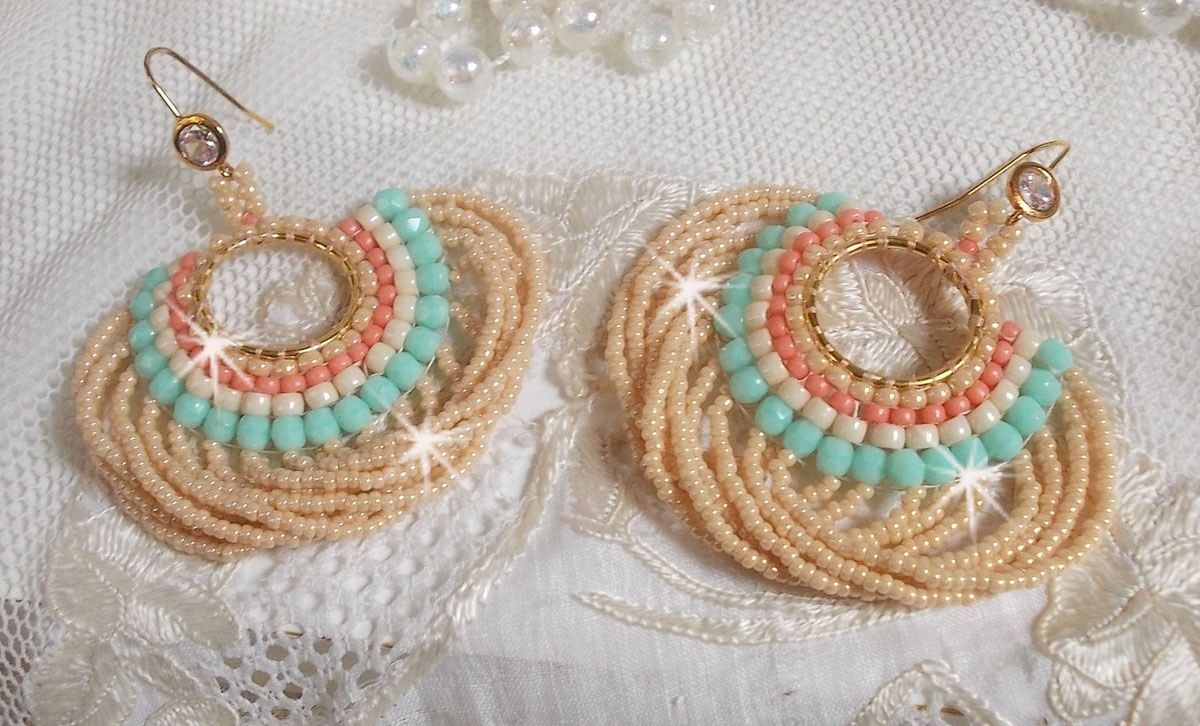 BO Ronde de perles avec des perles, rocailles Miyuki et Matubo en verre de couleur Menthe/Beige/Saumon/Caramel mont&eacute;s sur des anneaux cr&eacute;oles avec des crochets en Laiton, une &eacute;l&eacute;gance &agrave; porter.