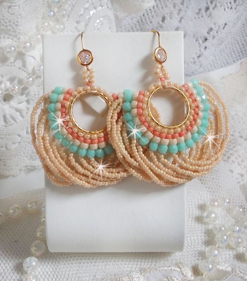 BO Ronde de perles avec des perles, rocailles Miyuki et Matubo en verre de couleur Menthe/Beige/Saumon/Caramel mont&eacute;s sur des anneaux cr&eacute;oles avec des crochets en Laiton, une &eacute;l&eacute;gance &agrave; porter.