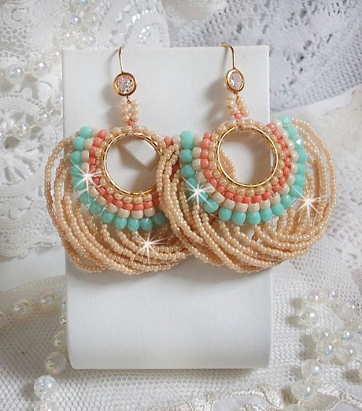 BO Ronde de perles avec des perles, rocailles Miyuki et Matubo en verre de couleur Menthe/Beige/Saumon/Caramel mont&eacute;s sur des anneaux cr&eacute;oles avec des crochets en Laiton, une &eacute;l&eacute;gance &agrave; porter.