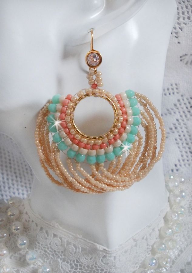 BO Ronde de perles avec des perles, rocailles Miyuki et Matubo en verre de couleur Menthe/Beige/Saumon/Caramel mont&eacute;s sur des anneaux cr&eacute;oles avec des crochets en Laiton, une &eacute;l&eacute;gance &agrave; porter.