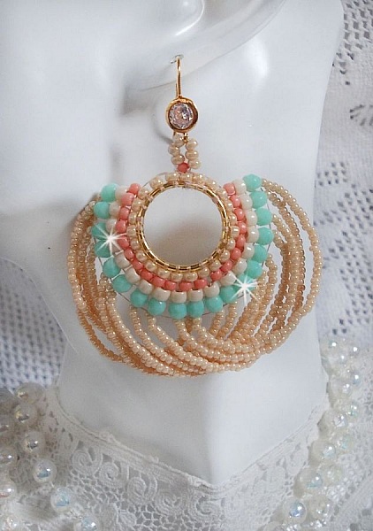 BO Ronde de perles avec des perles, rocailles Miyuki et Matubo en verre de couleur Menthe/Beige/Saumon/Caramel mont&eacute;s sur des anneaux cr&eacute;oles avec des crochets en Laiton, une &eacute;l&eacute;gance &agrave; porter.