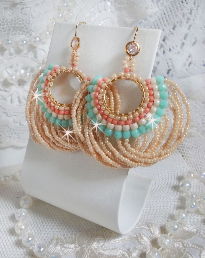 BO Ronde de perles avec des perles, rocailles Miyuki et Matubo en verre de couleur Menthe/Beige/Saumon/Caramel mont&eacute;s sur des anneaux cr&eacute;oles avec des crochets en Laiton, une &eacute;l&eacute;gance &agrave; porter.