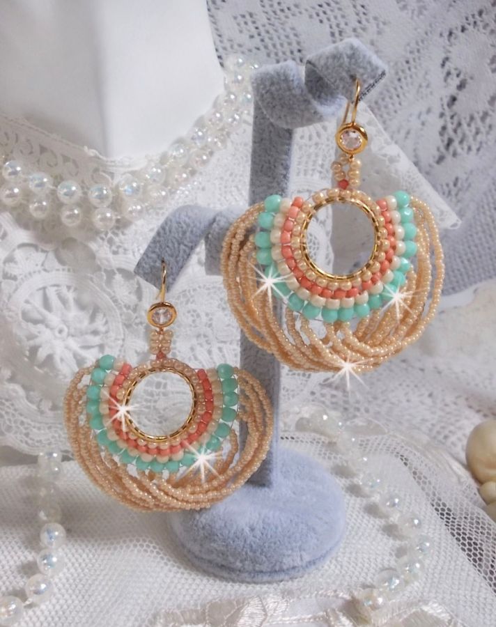 BO Ronde de perles avec des perles, rocailles Miyuki et Matubo en verre de couleur Menthe/Beige/Saumon/Caramel mont&eacute;s sur des anneaux cr&eacute;oles avec des crochets en Laiton, une &eacute;l&eacute;gance &agrave; porter.
