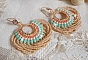 BO Ronde de perles avec des perles, rocailles Miyuki et Matubo en verre de couleur Menthe/Beige/Saumon/Caramel mont&eacute;s sur des anneaux cr&eacute;oles avec des crochets en Laiton, une &eacute;l&eacute;gance &agrave; porter.