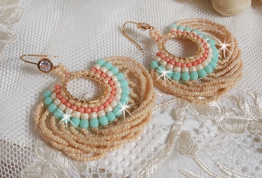 BO Ronde de perles avec des perles, rocailles Miyuki et Matubo en verre de couleur Menthe/Beige/Saumon/Caramel mont&eacute;s sur des anneaux cr&eacute;oles avec des crochets en Laiton, une &eacute;l&eacute;gance &agrave; porter.