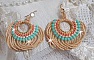 BO Ronde de perles avec des perles, rocailles Miyuki et Matubo en verre de couleur Menthe/Beige/Saumon/Caramel mont&eacute;s sur des anneaux cr&eacute;oles avec des crochets en Laiton, une &eacute;l&eacute;gance &agrave; porter.