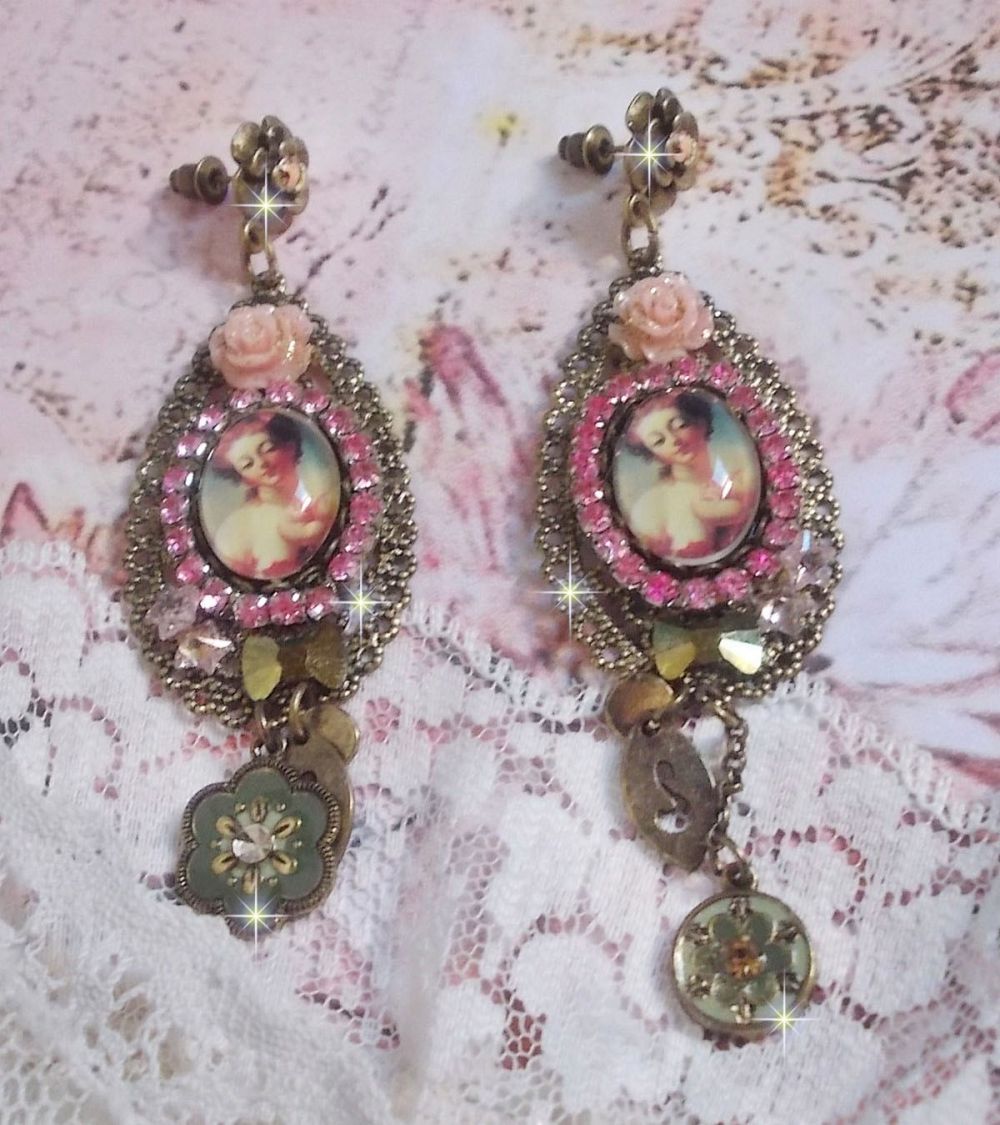 BO Rosal&egrave;ne de style baroque avec cabochons d&rsquo;une femme attendrie envers son enfant, cristaux, &eacute;toiles en Zirconium Rose s/estampes Laiton, breloques en forme de fleurs &eacute;maill&eacute;es sur clous d'oreilles