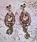 BO Rosal&egrave;ne de style baroque avec cabochons d&rsquo;une femme attendrie envers son enfant, cristaux, &eacute;toiles en Zirconium Rose s/estampes Laiton, breloques en forme de fleurs &eacute;maill&eacute;es sur clous d'oreilles