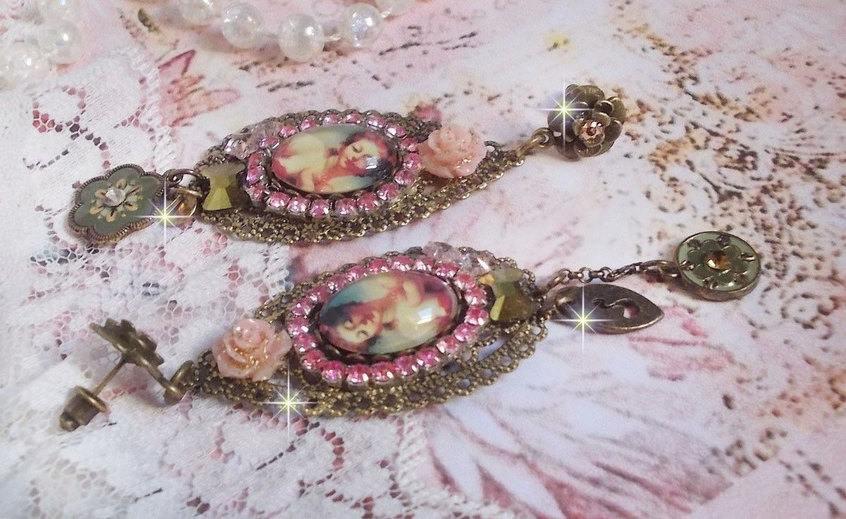 BO Rosal&egrave;ne de style baroque avec cabochons d&rsquo;une femme attendrie envers son enfant, cristaux, &eacute;toiles en Zirconium Rose s/estampes Laiton, breloques en forme de fleurs &eacute;maill&eacute;es sur clous d'oreilles