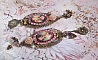 BO Rosal&egrave;ne de style baroque avec cabochons d&rsquo;une femme attendrie envers son enfant, cristaux, &eacute;toiles en Zirconium Rose s/estampes Laiton, breloques en forme de fleurs &eacute;maill&eacute;es sur clous d'oreilles