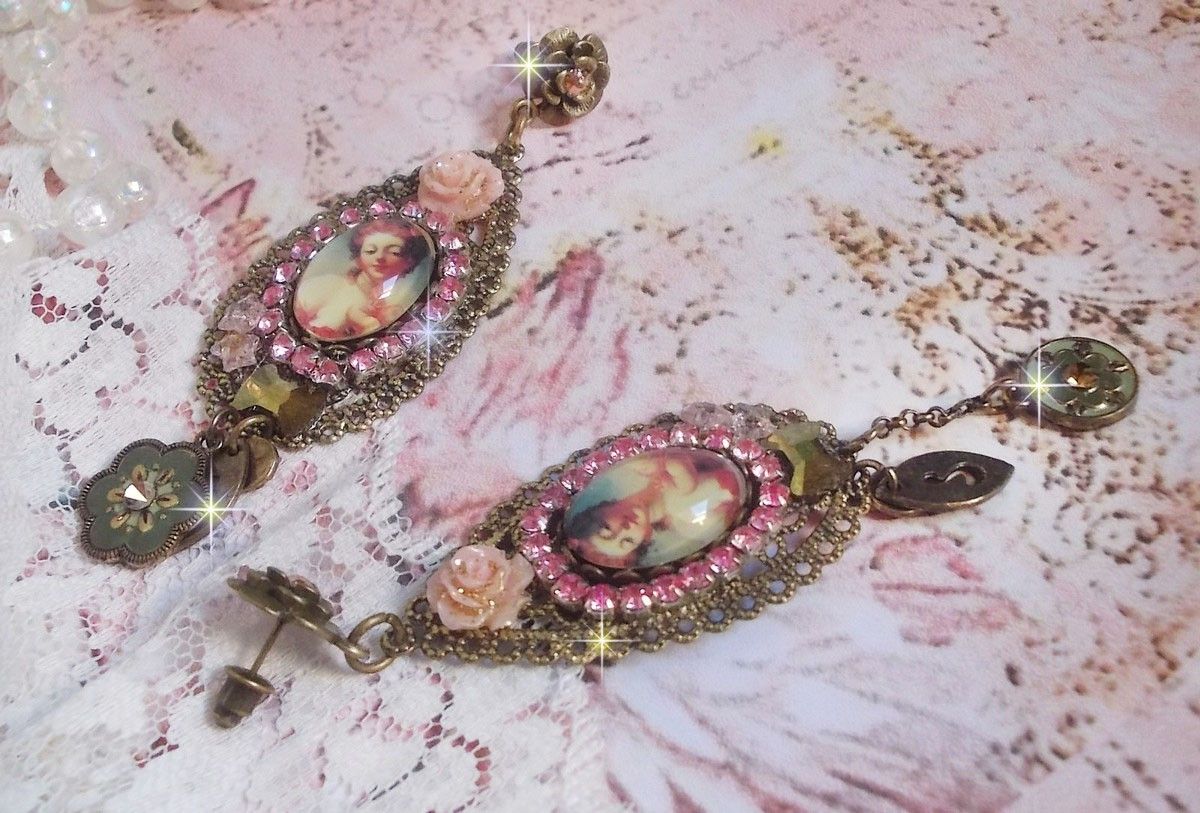 BO Rosal&egrave;ne de style baroque avec cabochons d&rsquo;une femme attendrie envers son enfant, cristaux, &eacute;toiles en Zirconium Rose s/estampes Laiton, breloques en forme de fleurs &eacute;maill&eacute;es sur clous d'oreilles