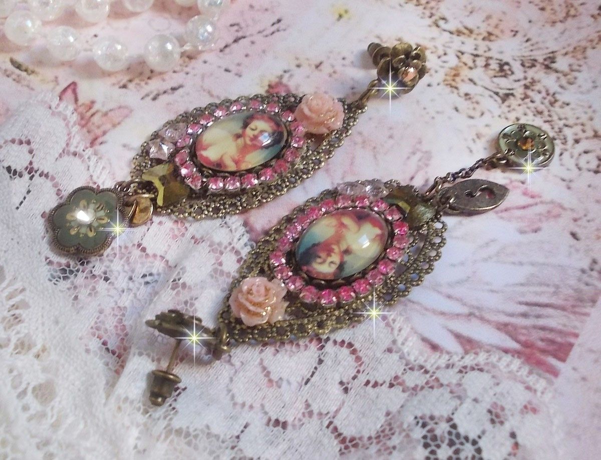 BO Rosal&egrave;ne de style baroque avec cabochons d&rsquo;une femme attendrie envers son enfant, cristaux, &eacute;toiles en Zirconium Rose s/estampes Laiton, breloques en forme de fleurs &eacute;maill&eacute;es sur clous d'oreilles