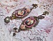 BO Rosal&egrave;ne de style baroque avec cabochons d&rsquo;une femme attendrie envers son enfant, cristaux, &eacute;toiles en Zirconium Rose s/estampes Laiton, breloques en forme de fleurs &eacute;maill&eacute;es sur clous d'oreilles