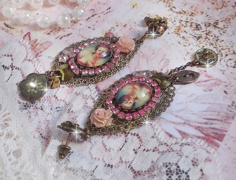 BO Rosal&egrave;ne de style baroque avec cabochons d&rsquo;une femme attendrie envers son enfant, cristaux, &eacute;toiles en Zirconium Rose s/estampes Laiton, breloques en forme de fleurs &eacute;maill&eacute;es sur clous d'oreilles