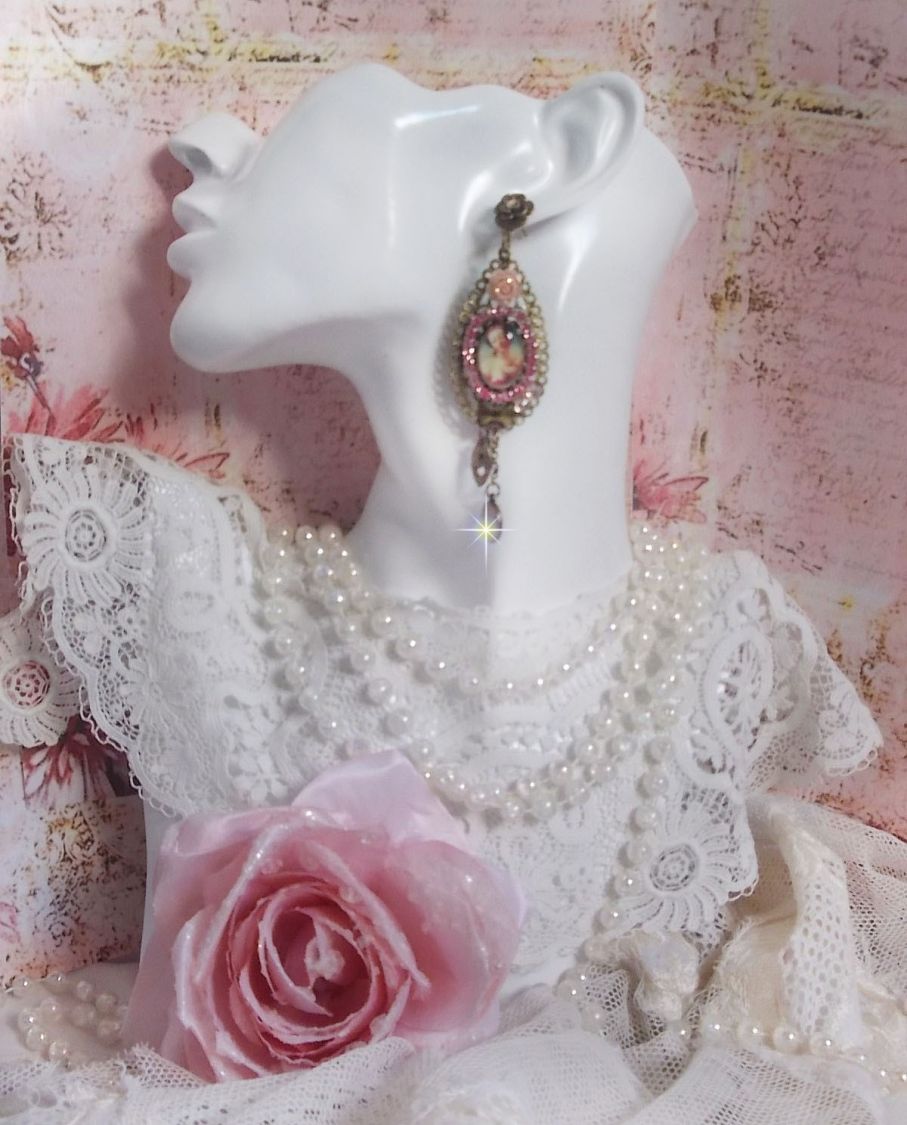 BO Rosal&egrave;ne de style baroque avec cabochons d&rsquo;une femme attendrie envers son enfant, cristaux, &eacute;toiles en Zirconium Rose s/estampes Laiton, breloques en forme de fleurs &eacute;maill&eacute;es sur clous d'oreilles