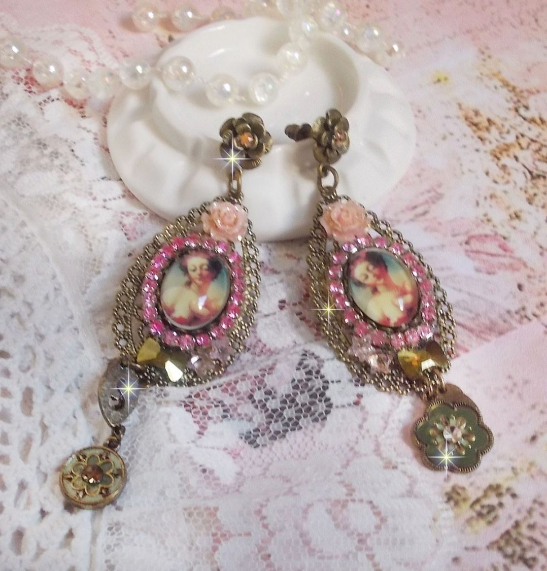 BO Rosal&egrave;ne de style baroque avec cabochons d&rsquo;une femme attendrie envers son enfant, cristaux, &eacute;toiles en Zirconium Rose s/estampes Laiton, breloques en forme de fleurs &eacute;maill&eacute;es sur clous d'oreilles
