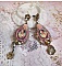 BO Rosal&egrave;ne de style baroque avec cabochons d&rsquo;une femme attendrie envers son enfant, cristaux, &eacute;toiles en Zirconium Rose s/estampes Laiton, breloques en forme de fleurs &eacute;maill&eacute;es sur clous d'oreilles