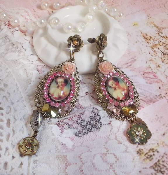 BO Rosal&egrave;ne de style baroque avec cabochons d&rsquo;une femme attendrie envers son enfant, cristaux, &eacute;toiles en Zirconium Rose s/estampes Laiton, breloques en forme de fleurs &eacute;maill&eacute;es sur clous d'oreilles
