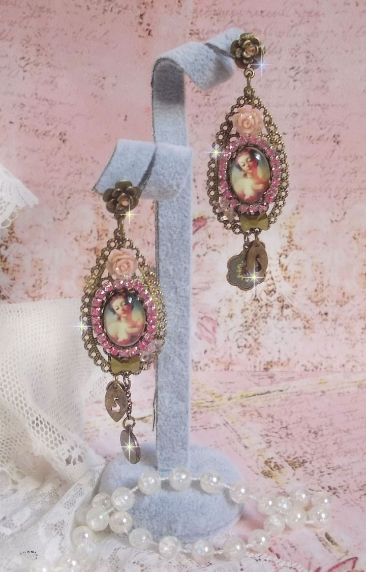 BO Rosal&egrave;ne de style baroque avec cabochons d&rsquo;une femme attendrie envers son enfant, cristaux, &eacute;toiles en Zirconium Rose s/estampes Laiton, breloques en forme de fleurs &eacute;maill&eacute;es sur clous d'oreilles