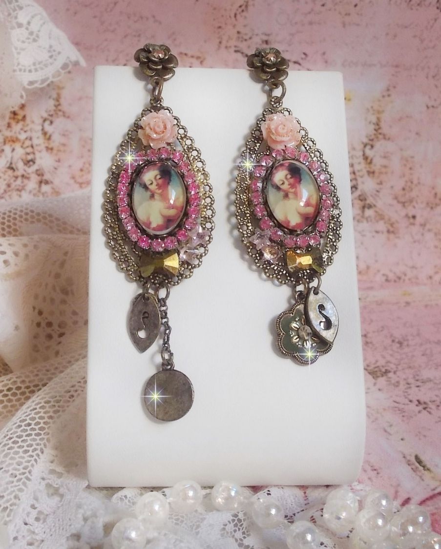 BO Rosal&egrave;ne de style baroque avec cabochons d&rsquo;une femme attendrie envers son enfant, cristaux, &eacute;toiles en Zirconium Rose s/estampes Laiton, breloques en forme de fleurs &eacute;maill&eacute;es sur clous d'oreilles