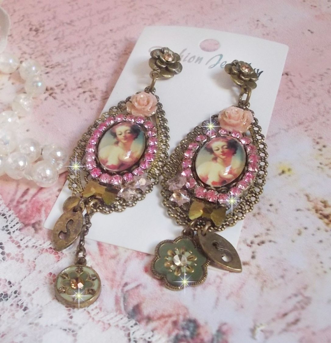 BO Rosal&egrave;ne de style baroque avec cabochons d&rsquo;une femme attendrie envers son enfant, cristaux, &eacute;toiles en Zirconium Rose s/estampes Laiton, breloques en forme de fleurs &eacute;maill&eacute;es sur clous d'oreilles