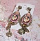 BO Rosal&egrave;ne de style baroque avec cabochons d&rsquo;une femme attendrie envers son enfant, cristaux, &eacute;toiles en Zirconium Rose s/estampes Laiton, breloques en forme de fleurs &eacute;maill&eacute;es sur clous d'oreilles