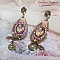 BO Rosal&egrave;ne de style baroque avec cabochons d&rsquo;une femme attendrie envers son enfant, cristaux, &eacute;toiles en Zirconium Rose s/estampes Laiton, breloques en forme de fleurs &eacute;maill&eacute;es sur clous d'oreilles