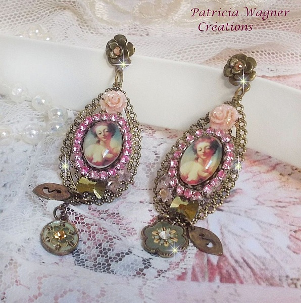 BO Rosal&egrave;ne de style baroque avec cabochons d&rsquo;une femme attendrie envers son enfant, cristaux, &eacute;toiles en Zirconium Rose s/estampes Laiton, breloques en forme de fleurs &eacute;maill&eacute;es sur clous d'oreilles