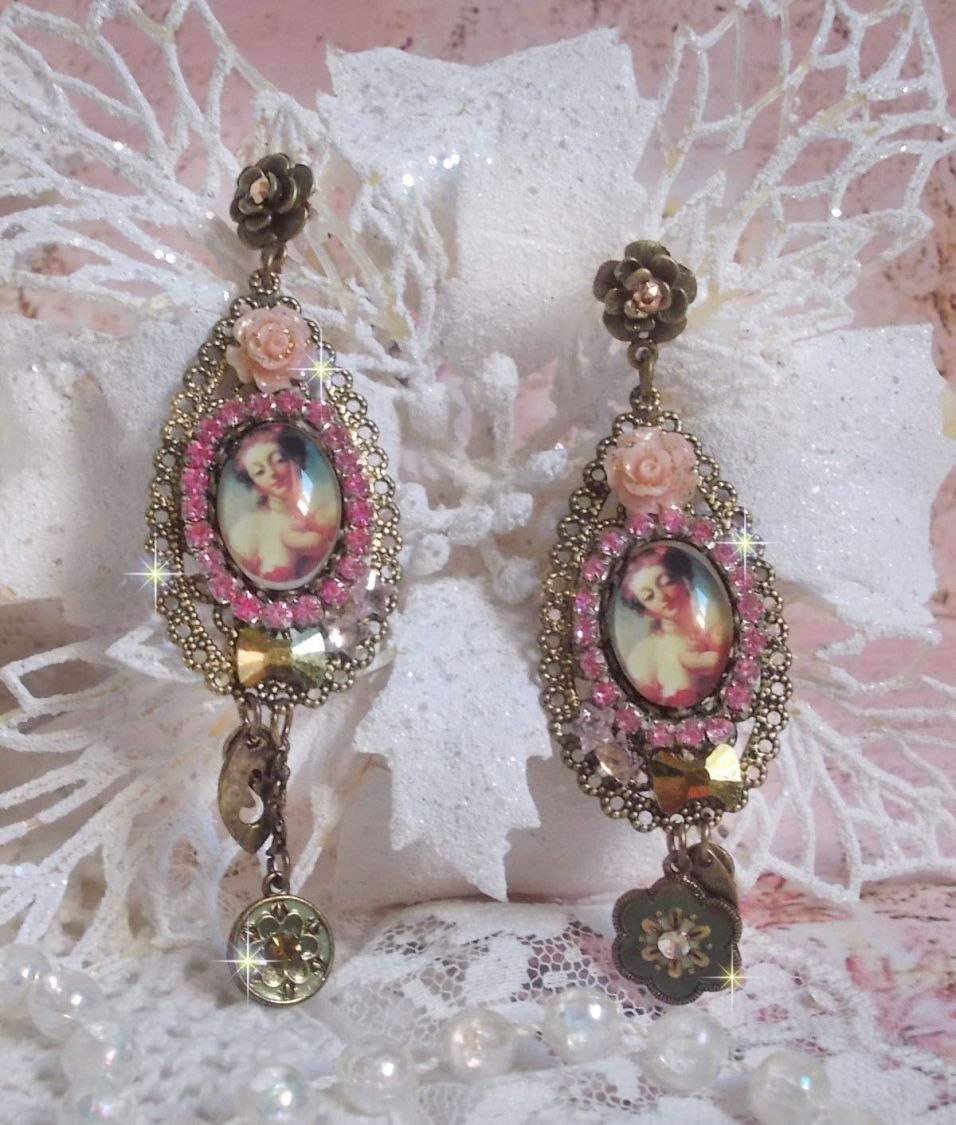 BO Rosal&egrave;ne de style baroque avec cabochons d&rsquo;une femme attendrie envers son enfant, cristaux, &eacute;toiles en Zirconium Rose s/estampes Laiton, breloques en forme de fleurs &eacute;maill&eacute;es sur clous d'oreilles