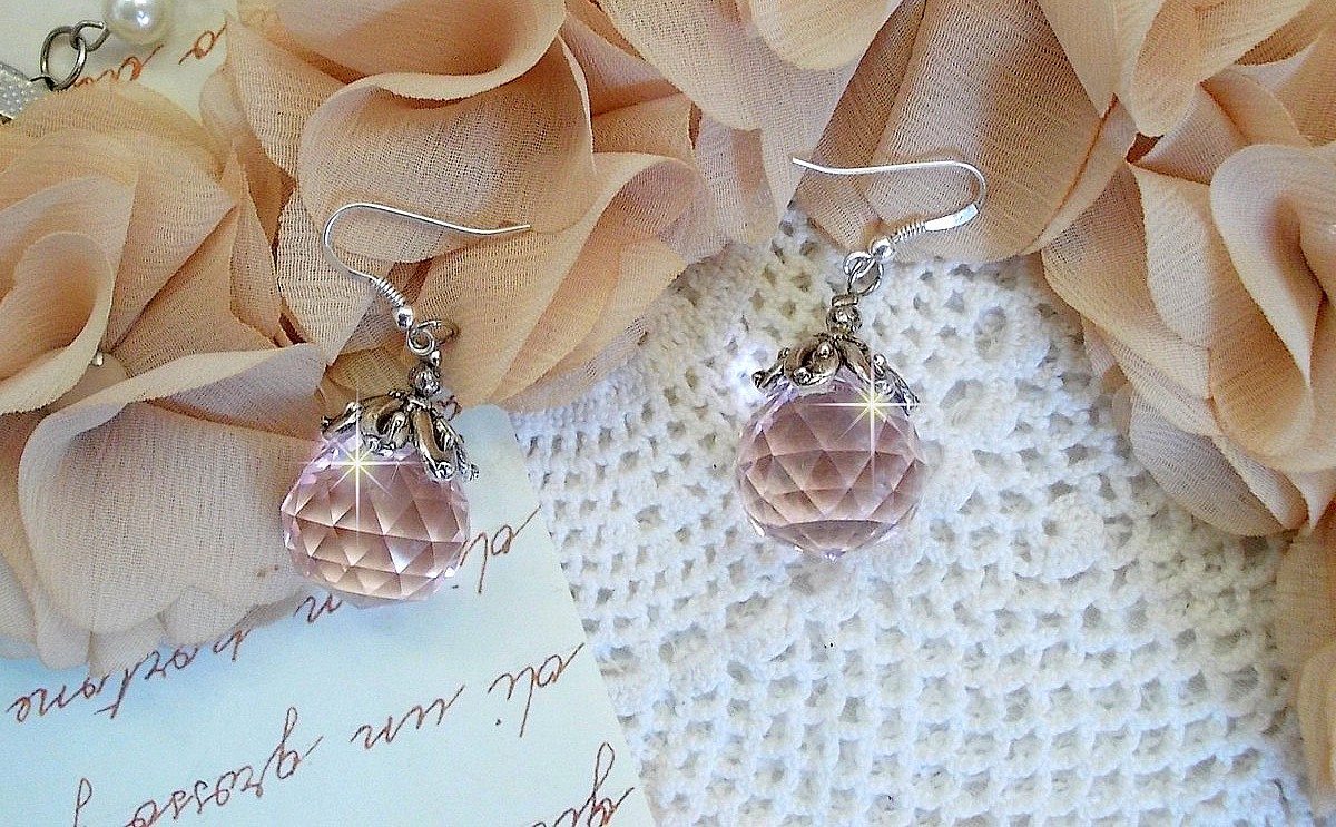 BO Rose Iris&eacute; avec des pendentifs ronds facett&eacute;s en verre de boh&egrave;me rose, coupelles argent&eacute;es et crochets en Argent 925/1000