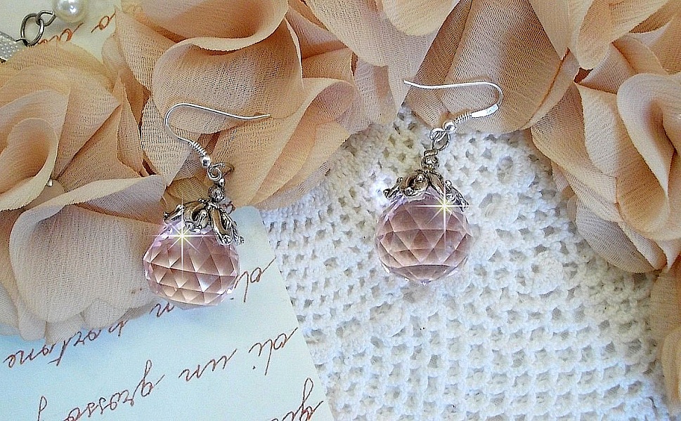BO Rose Iris&eacute; avec des pendentifs ronds facett&eacute;s en verre de boh&egrave;me rose, coupelles argent&eacute;es et crochets en Argent 925/1000