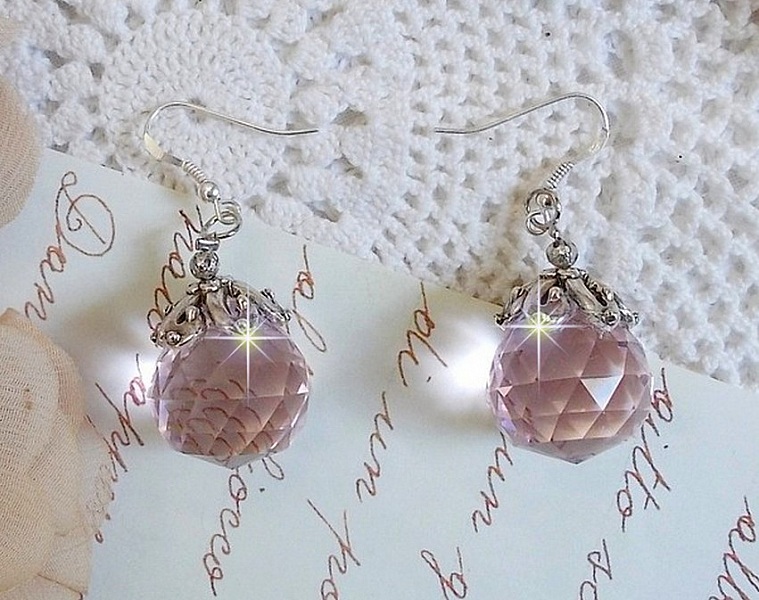 BO Rose Iris&eacute; avec des pendentifs ronds facett&eacute;s en verre de boh&egrave;me rose, coupelles argent&eacute;es et crochets en Argent 925/1000