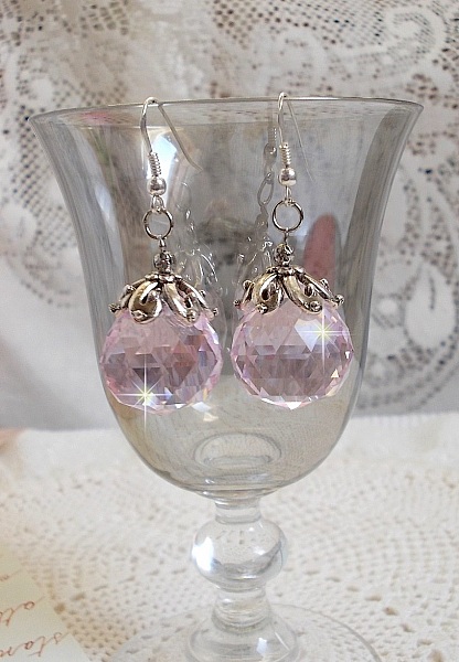 BO Rose Iris&eacute; avec des pendentifs ronds facett&eacute;s en verre de boh&egrave;me rose, coupelles argent&eacute;es et crochets en Argent 925/1000