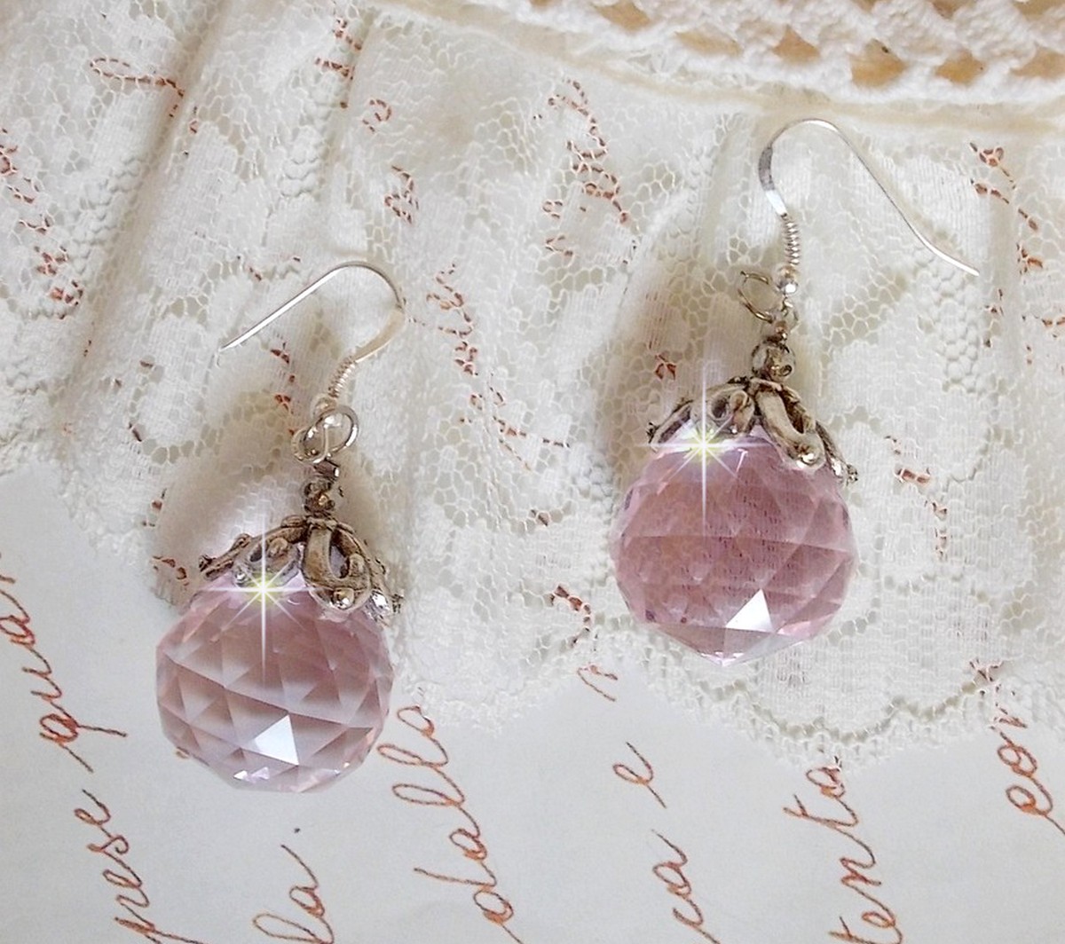 BO Rose Iris&eacute; avec des pendentifs ronds facett&eacute;s en verre de boh&egrave;me rose, coupelles argent&eacute;es et crochets en Argent 925/1000
