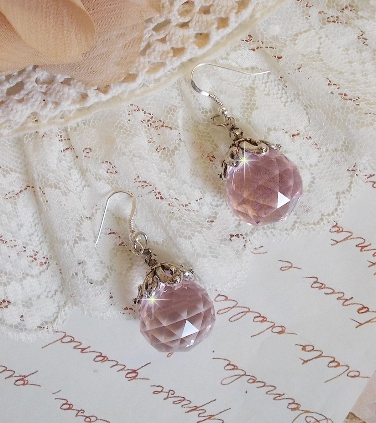 BO Rose Iris&eacute; avec des pendentifs ronds facett&eacute;s en verre de boh&egrave;me rose, coupelles argent&eacute;es et crochets en Argent 925/1000