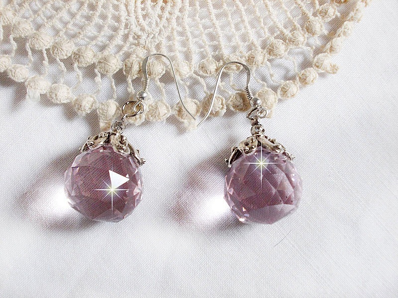 BO Rose Iris&eacute; avec des pendentifs ronds facett&eacute;s en verre de boh&egrave;me rose, coupelles argent&eacute;es et crochets en Argent 925/1000