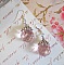 BO Rose Iris&eacute; avec des pendentifs ronds facett&eacute;s en verre de boh&egrave;me rose, coupelles argent&eacute;es et crochets en Argent 925/1000