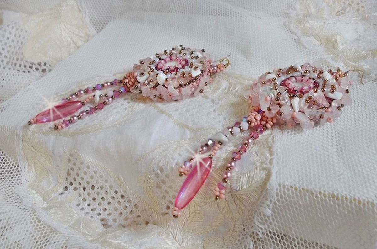 BO Rose Royale brod&eacute;es avec des cabochons en nacre, des chips en (Quartz et Howlite blanc), des Cristaux de Swarovski, des roquettes Roses,  des rocailles et des crochets en Gold Filled 14 carats